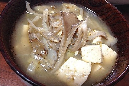 Miso-Suppe mit Pilzen und Tofu. Beste japanische  Rezepte.