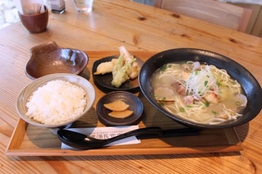 Soba-Fisch-Suppe. Beste japanische  Rezepte.