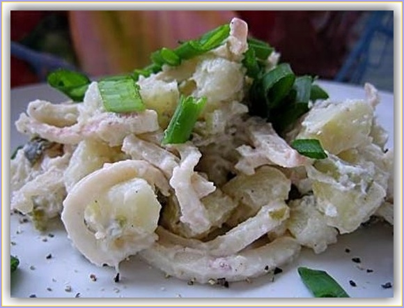 Салат «Морской дуэт» с консервированными кальмарами и горбушей. Блюда из картофеля.