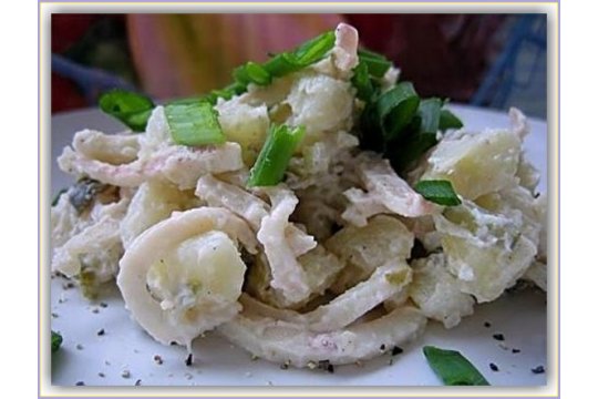 Салат «Морской дуэт» с консервированными кальмарами и горбушей. Блюда из картофеля.