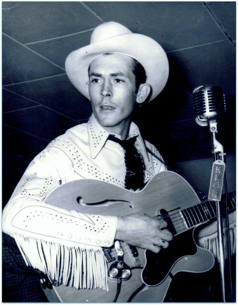 HANK WILLIAMS. The essays on these singers, producers and musicians.