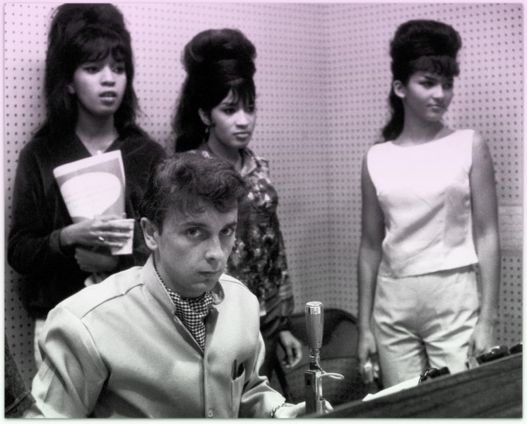 PHIL SPECTOR. The essays on these singers, producers and musicians.