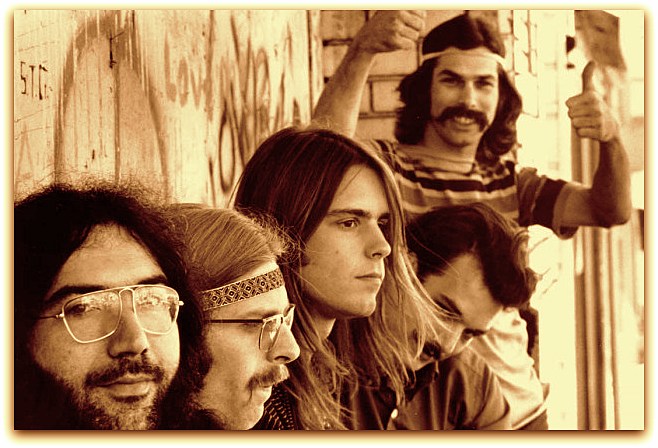 GRATEFUL DEAD.  The essays on these singers, producers and musicians.