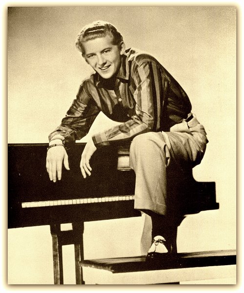 JERRY LEE LEWIS. The essays on these singers, producers and musicians.