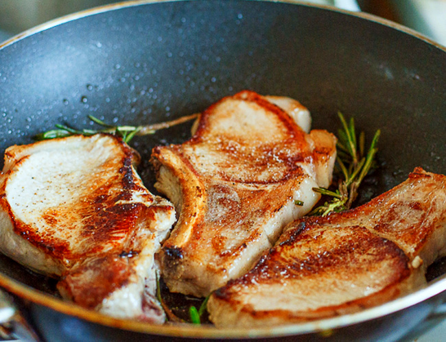 Свинина на сковороде время. Мясо на сковороде. Кулинария жареные на сковороде. Свинина на сковородке на кухне. Стейки свиные на сковороде и тушение.