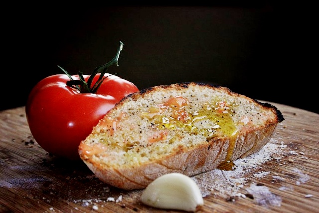 Bread with garlic and tomato | Pa amb Tomaquet. ANDORRA, EUROPE